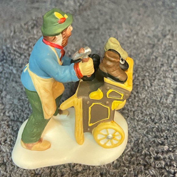 Dept 56 Heritage Village Cobbler 5839-4 Figurine - Picture 3 of 6